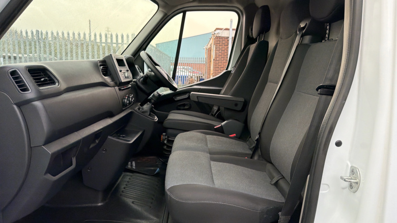 Renault Master Lwb Diesel Fwd LM35dCi 135 Business+ Medium Roof Van